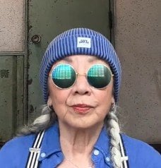 【72歳マダム】オール“メルカリ”コーデ　柄パンツと青の組み合わせに「唯一無二のカッコ良さ」と反響