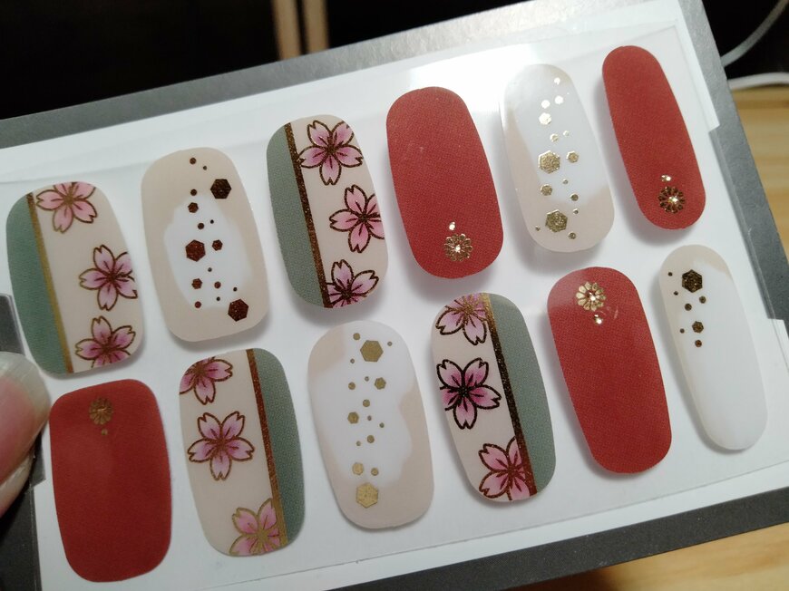 出所：筆者撮影（キャンドゥ、UVジェルネイルシール）