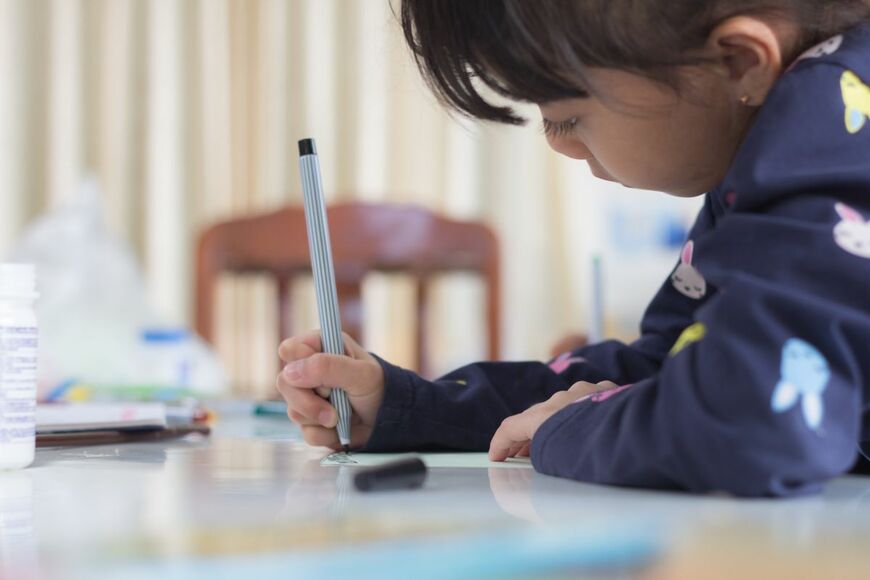 娘が一生懸命書いてくれた手紙に感動した次の瞬間…　添えられた「ママの似顔絵」に笑ってしまう