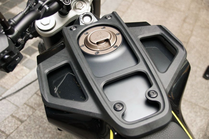 SVARTPILEN401には、タンクバッグが装着できるワイルドな樹脂キャリアを装備。VITPILEN401にも装着可能。