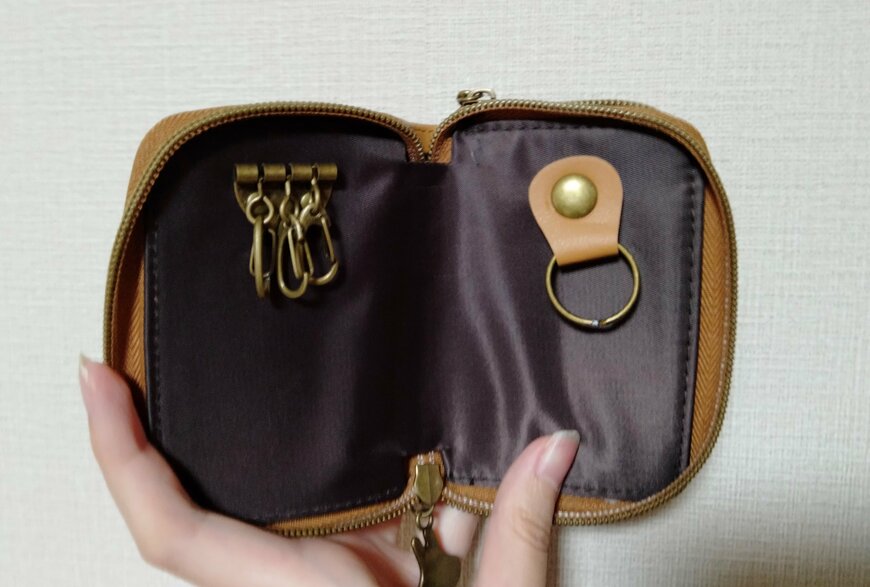 筆者撮影（宝島社、リンネル2023年9月号 おばけミッフィー キーチェーン付き じゃばら財布）