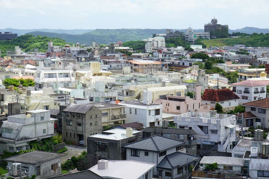 沖縄の道路沿いで見つけた「おもしろ看板」　ユーモアあふれる標語に反響