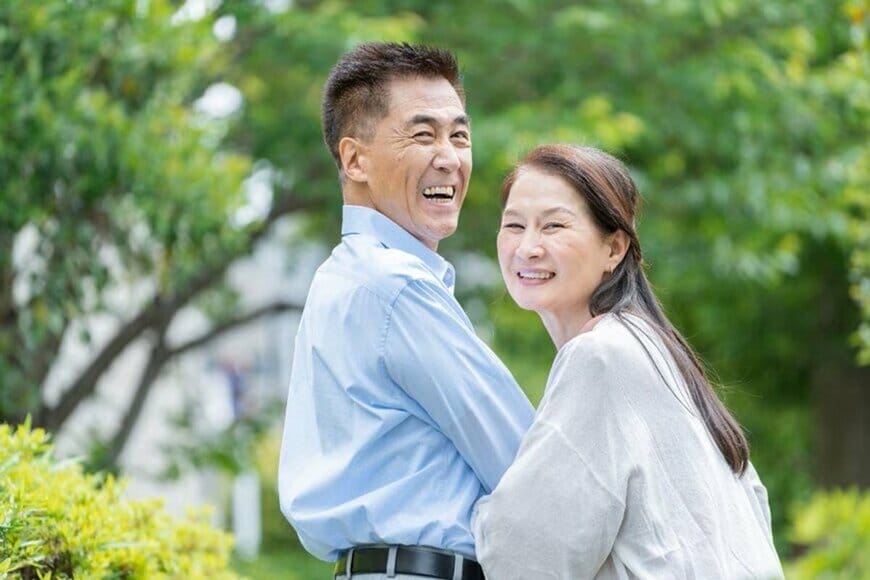 【70歳代・二人以上世帯】みんなの《貯蓄額》はいくら?「1カ月の生活費・ 2025年度の年金額・1人あたりの医療費」はどれくらい?