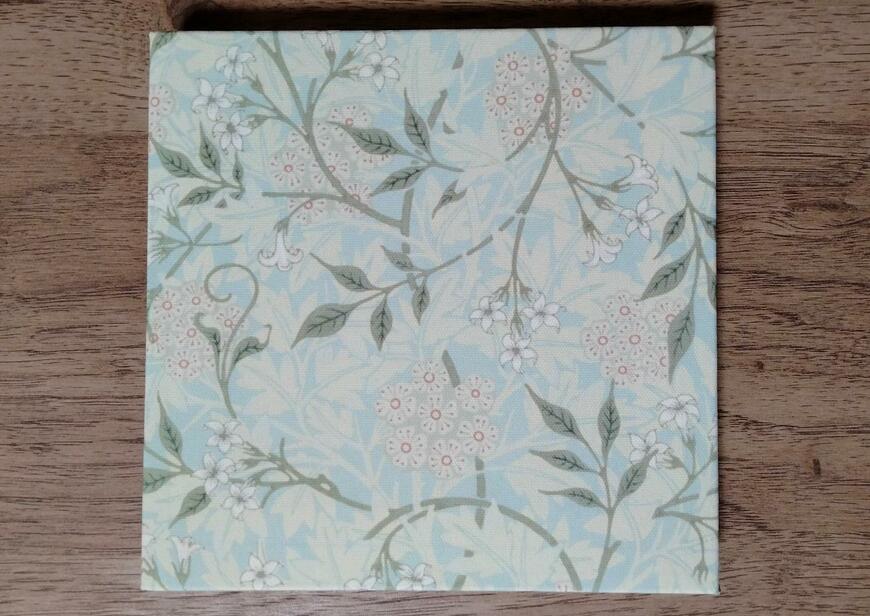 筆者撮影（セリア、インテリアアートパネル ウィリアム・モリス）