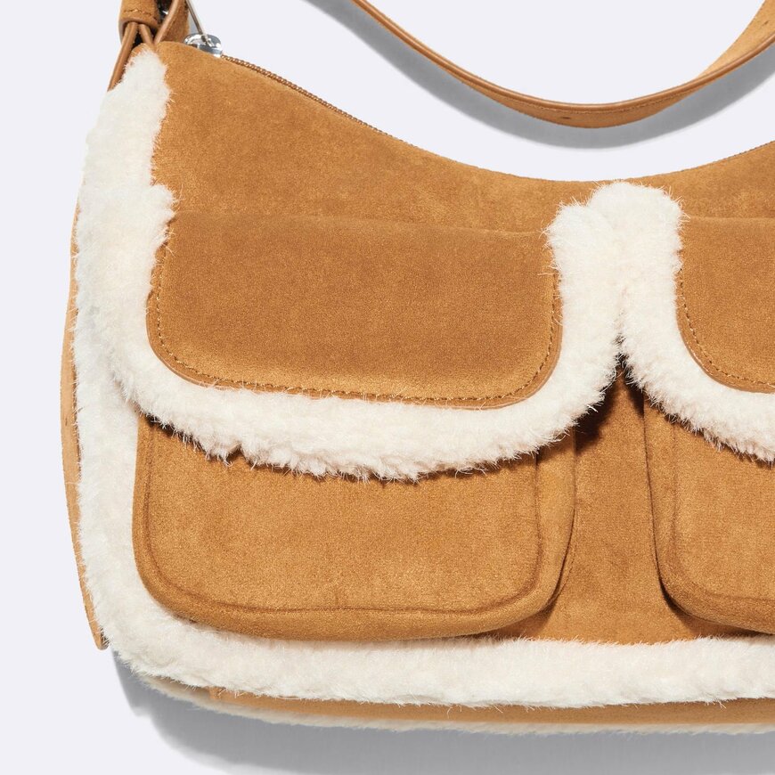 出所：GU公式　ダブルフラップポケットバッグ