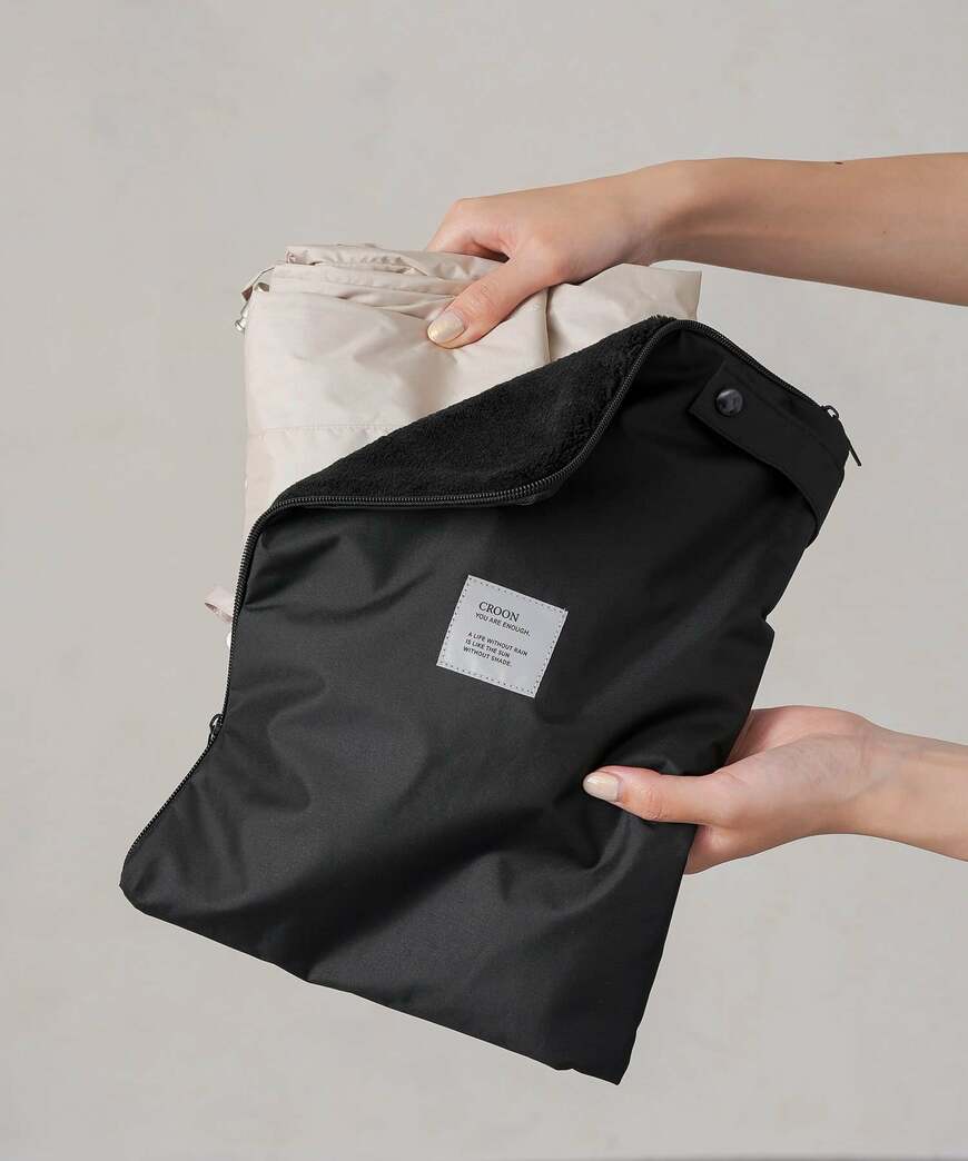 出所：3COINS公式 撥水レインコートポーチ