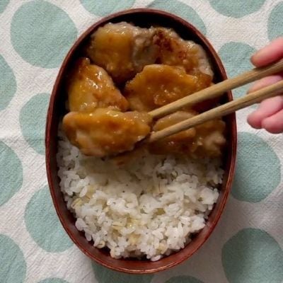 夫に作る「塩麴チキン」をたっぷり乗せたお弁当アイデア。お花のゆで卵や人参を添えた春らしくおしゃれな見た目と、たくさんのおかずを綺麗に詰める盛り付け術
