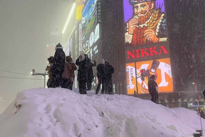北海道・札幌市で撮影された「巨大な雪の山」　観光客の危険行為に「やってはイケナイ」