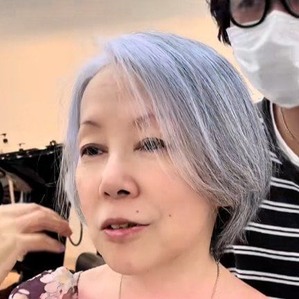 女性「前髪が割れちゃって…」　20年ぶりに前髪をつくってイメチェン！本人大満足で満面の笑み！