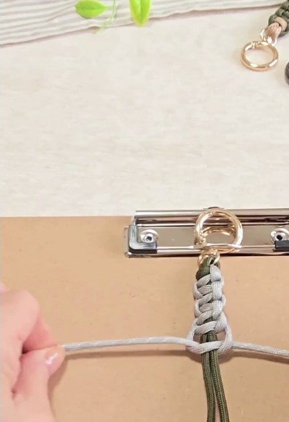 【100均DIY】セリアのパラコードで作る「編み込みチャーム」がバッグにぴったりのアクセサリーに！