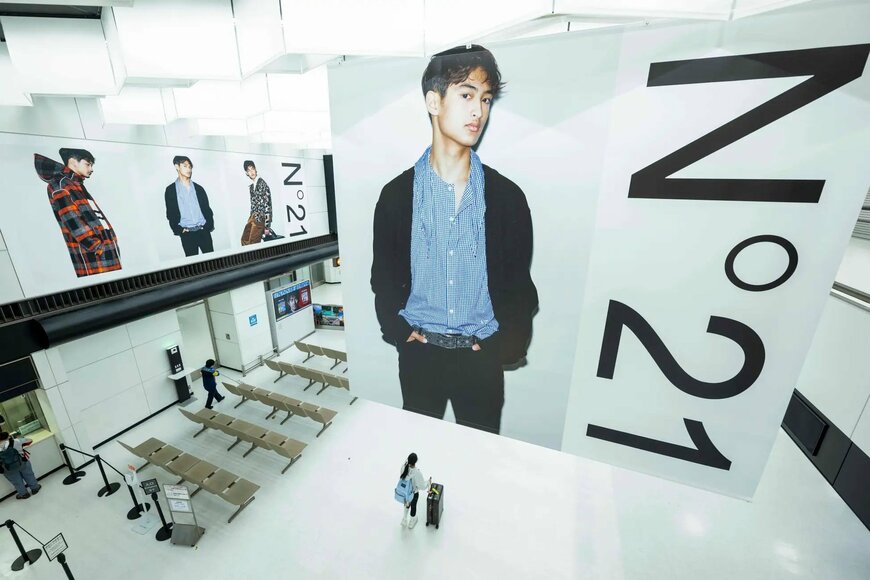 出所：株式会社グルッポタナカ「【N21】新人モデルの道休蓮を起用した広告ビジュアルを成田空港にて展開」