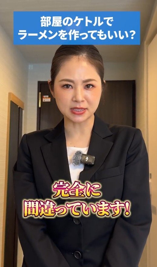 ケトルの使い方について注意するスタッフ