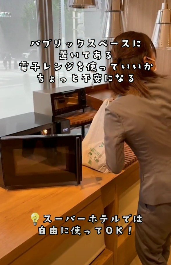 電子レンジを使う前にキョロキョロしてしまう女性