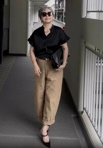 【60代マダム】〈光沢感がある黒のトップス×ベージュパンツ〉で洗練されたエレガントスタイルを披露！大人のこなれ感に「おしゃれですね！」の声