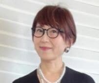 【62歳マダム】ユニクロ「Vネックカーディガン」コーデ　大人可愛いスタイリングが話題「いろんなコーデ素敵」「可愛い」の声