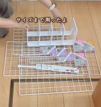 【100均DIY】ダイソーのワイヤーネットで〈調味料&フライパンラック〉が作れる！「天才すぎる！」「すごい！」と話題