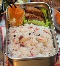元料理人の父が息子に作る【梅ちりめんご飯＆ハンバーグ弁当】肉系おかず満載なのにかわいい彩りに反響