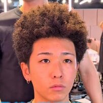 【激変】アフロの男性「彼女ウケが悪くて」脱パーマに挑戦！衝撃の結果に「レベチだ」