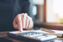 【住民税】年収が同じでも税額はそろわない。年収300万円の目安は「約12万円」だが、扶養や社会保険料で動く