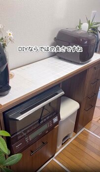 【収納DIY】カップボードにおしゃれで便利な〈収納〉を増やす！有孔ボードや吸盤フック、100均のウォールバーを活用！