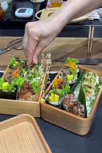 【暑い日にぴったり】あふれるほど具材が入った「のり巻き」とトッピングたっぷり「冷やしうどん」を入れたお弁当が話題！