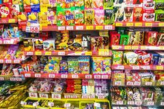 スナック売り場に並べられていた「うまい棒」に違和感　商品の「注意書きの誤字」に笑ってしまう