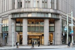 【三越伊勢丹ホールディングス（3099）】増収増益・上方修正・株式分割の三重の好材料、株価は乱高下の末に4日続伸