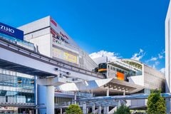 多摩都市モノレールの「普段とは異なる車体」に違和感　目を奪われるビジュアルに「初めて見た」「ナフサ不足かと」