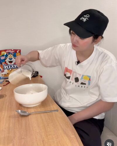 シリアルに牛乳をかけている外国人の友人