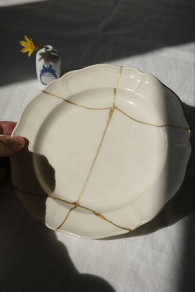 見事に金継ぎされた洋皿