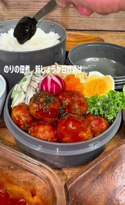 ご飯にのりの佃煮がのせられるところ
