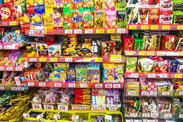 スナック売り場に並べられていた「うまい棒」に違和感　商品の「注意書きの誤字」に笑ってしまう