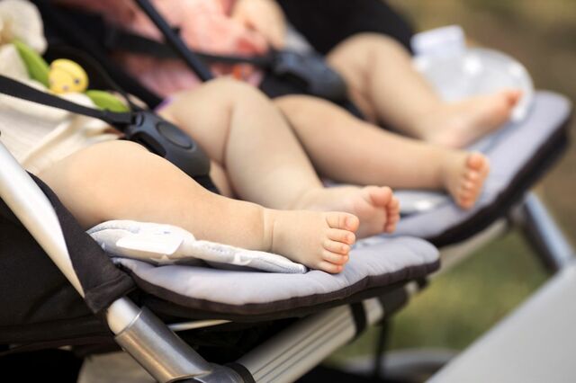 「ギャ！可愛い」ベビーカーで双子の散歩中　「完璧なシンクロ具合」に目を奪われてしまう