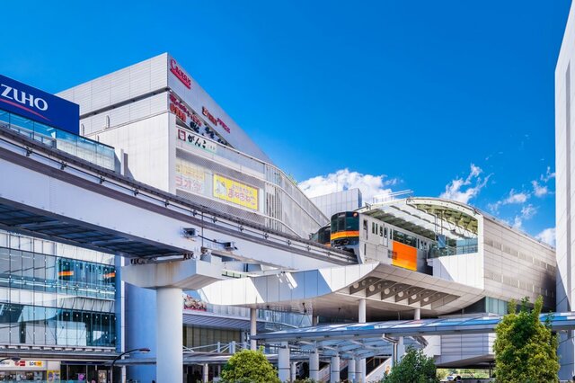多摩都市モノレールの「普段とは異なる車体」に違和感　目を奪われるビジュアルに「初めて見た」「ナフサ不足かと」