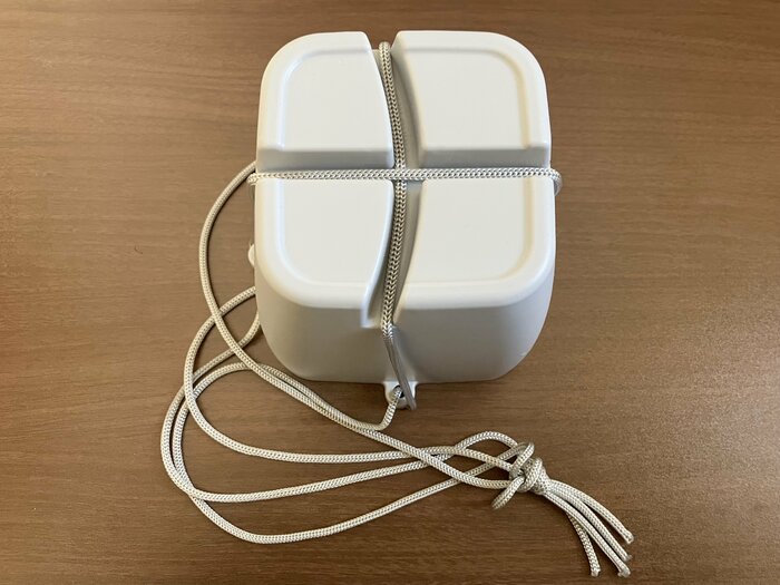 裏面に十字のくぼみがあり、そこを吊り下げ用の紐が通る仕組みに
