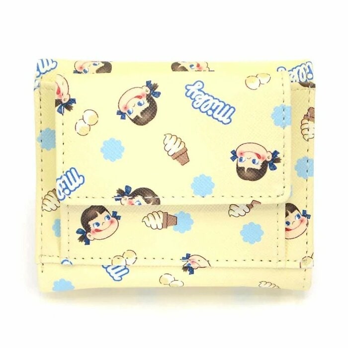 ペコちゃん、ミルキーのキャンディと一緒にカラフルなソフトクリームが散りばめられています