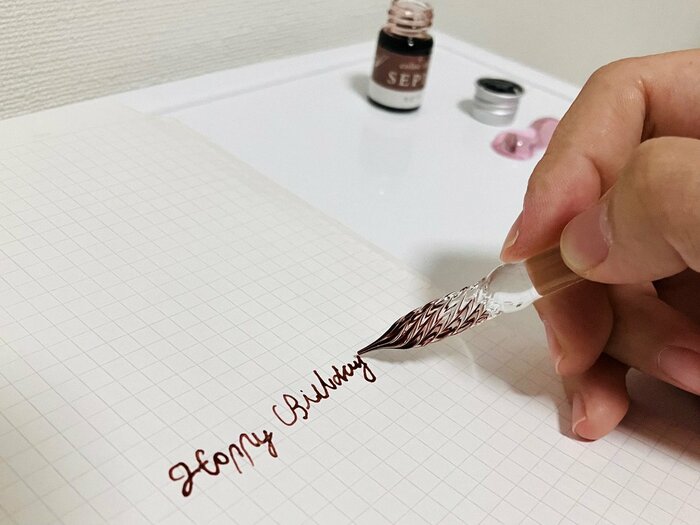 ペンと紙との角度が45度から60度程度の状態になるよう注意しながら筆記