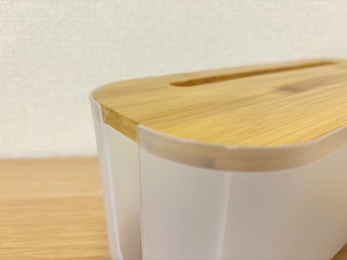 上蓋は天然木(竹)でできており、インテリアに馴染むデザイン
