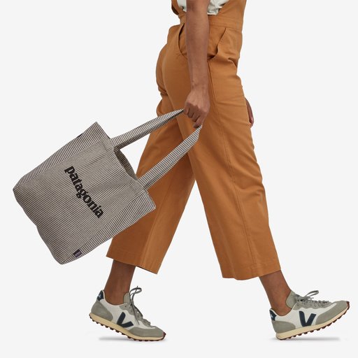 幅が広くしっかりとした作りの持ち手で肩に食い込まず、痛くなりにくい点もうれしいポイント