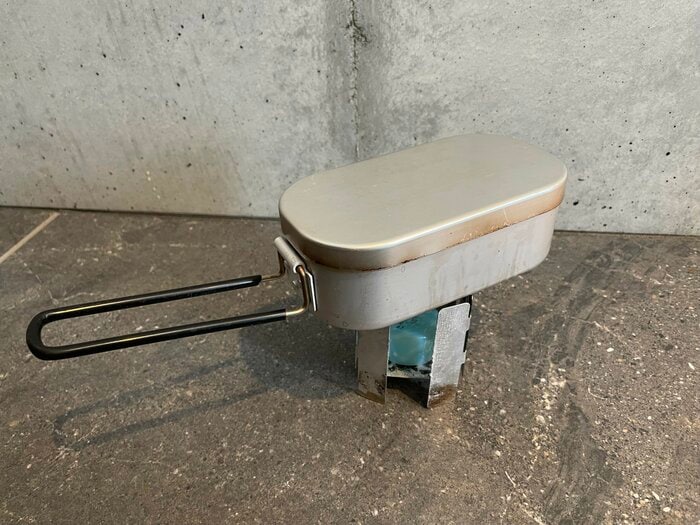 固形燃料で簡単な料理も可能