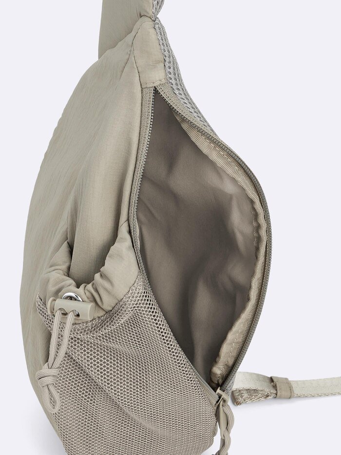 GU「スリングショルダーバッグ」