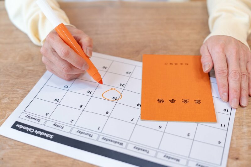 「手続きが面倒そうで……」と思ったまま損している人へ。年金生活者支援給付金の申請は、はがきにサインしてポストに入れるだけ