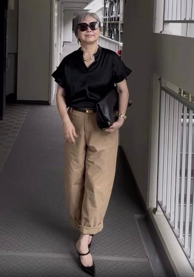 【60代マダム】〈光沢感がある黒のトップス×ベージュパンツ〉で洗練されたエレガントスタイルを披露！大人のこなれ感に「おしゃれですね！」の声