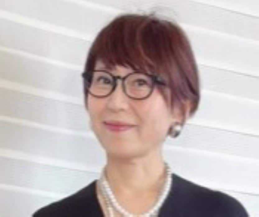 【62歳マダム】ユニクロ「Vネックカーディガン」コーデ　大人可愛いスタイリングが話題「いろんなコーデ素敵」「可愛い」の声