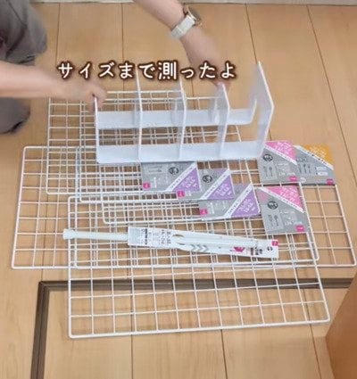 【100均DIY】ダイソーのワイヤーネットで〈調味料&フライパンラック〉が作れる！「天才すぎる！」「すごい！」と話題