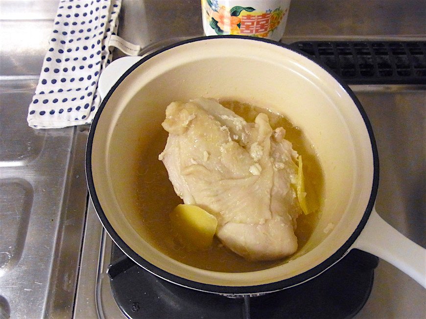 厚手の鍋に分量の水と酒、臭み消しを入れて蒸し煮にする