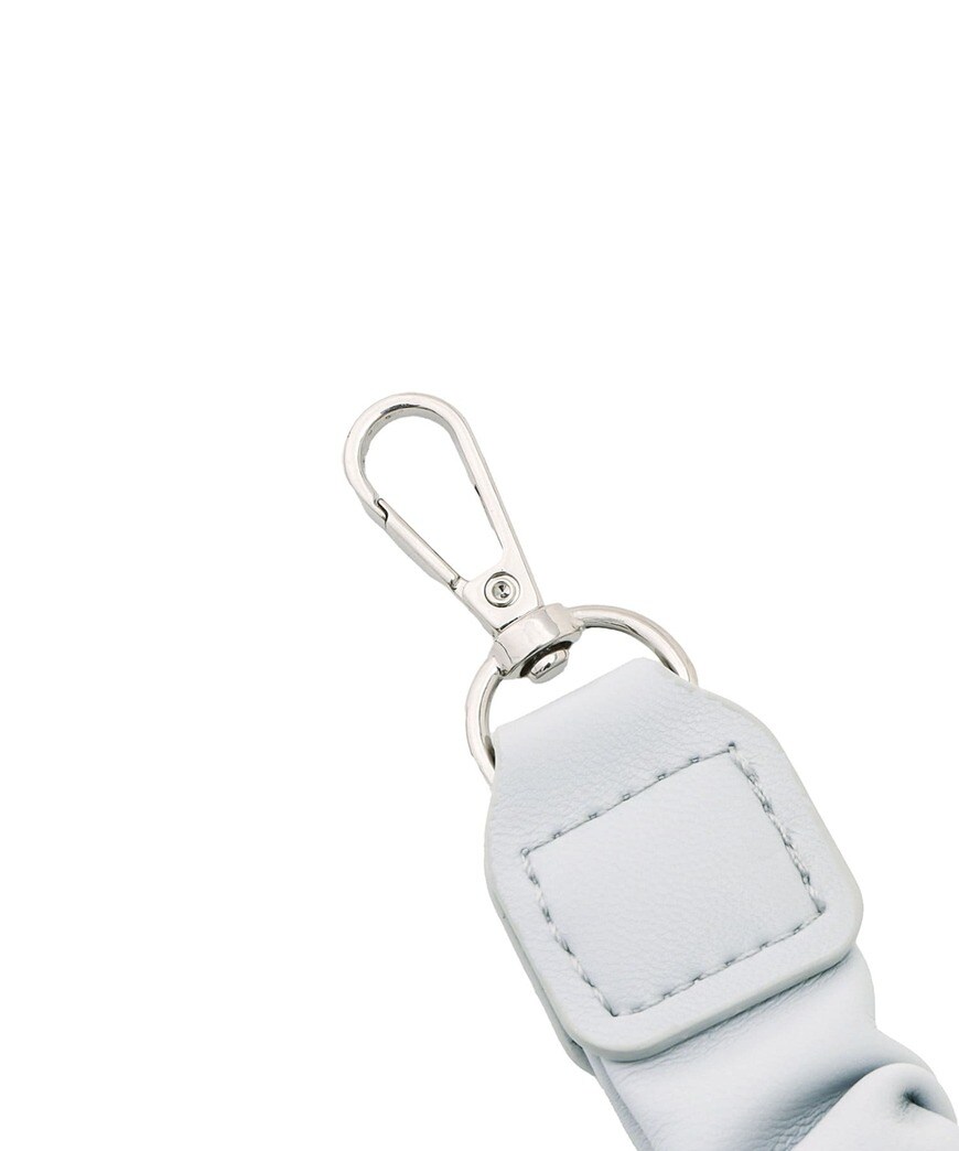 出所：3COINS公式　フェイクレザーハンドストラップ