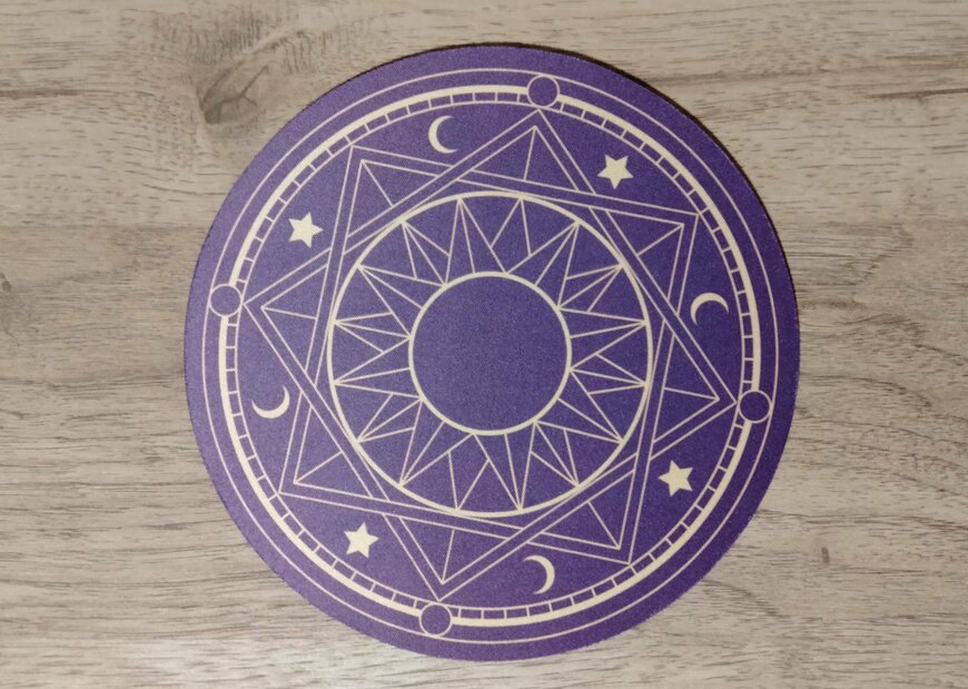 筆者撮影（セリア、ハロウィン マット 魔法陣）