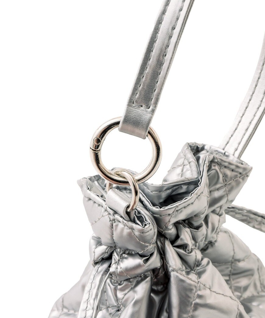 出所：3COINS公式　メタリックミニ巾着ポーチ