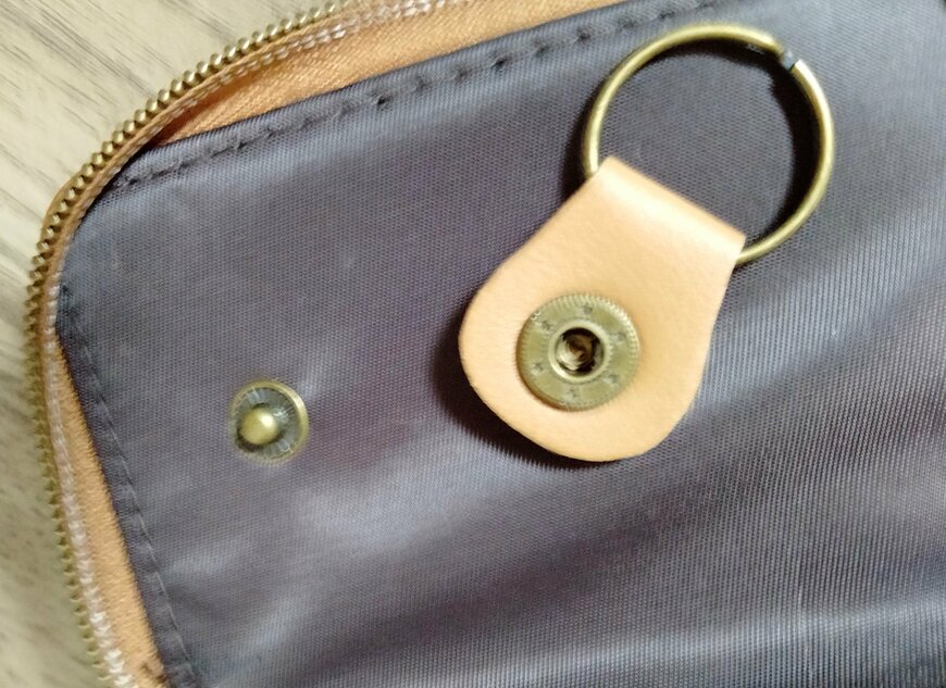 筆者撮影（宝島社、リンネル2023年9月号 おばけミッフィー キーチェーン付き じゃばら財布）